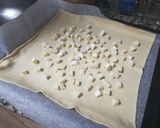 Foto del paso 2 de la receta: Hojaldre con pollo, queso, manzana y nueces
