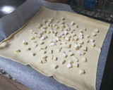 Foto del paso 2 de la receta: Hojaldre con pollo, queso, manzana y nueces