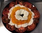 Une image de l'étape 4 de Salade de tomates tricolores à la mozzarella di buffala et ail triquetre séché.