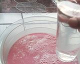Foto langkah ke 3 dari resep Es Pink Lava Stroberi.