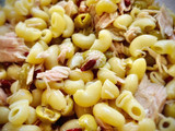 Pasta corta con bayas de goji, bonito del norte y aceitunas