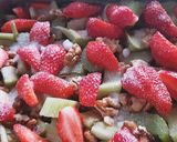 Une image de l'étape 1 de Crumble fraises rhubarbe (sans farine et sucre, ig bas).