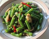 Foto langkah ke 4 dari resep Tumis Buncis Jamur Kancing.