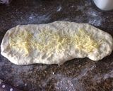 Foto del paso 2 de la receta: Rosca (pan) de tomate y aceituna (fácil)