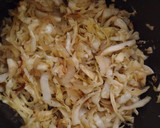 Foto del paso 2 de la receta: Fideos y repollo con manteca de maní y salsa de soja