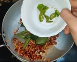 A picture of step 3 of Rava upma.