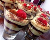 Foto del passaggio 8 della ricetta Tiramisú con Saronno e coulis di lamponi