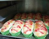 Foto langkah ke 7 dari resep Strawberry Streusel Bread (Roti Manis Strawberry Crumble).