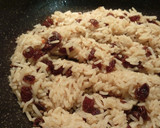 Foto del paso 8 de la receta: Calabacín relleno de zanahorias y nueces con arroz salteado con pasas y caqui