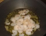 Foto del paso 2 de la receta Espaguetis con gulas y gambas