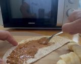 Foto del paso 2 de la receta: Wrap integral de mantequilla de cacahuete, plátano y algarroba en polvo