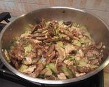 Foto del passaggio 3 della ricetta Farro con funghi, zucchine e salmone