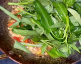 Foto langkah ke 4 dari resep Tumis Kangkung Tempe Hancur.