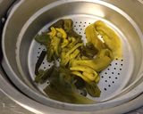 Une image de l'étape 2 de Tomates noires farcies à l élan,oignon et carotte,couronne de poireaux.