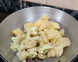 A picture of step 3 of Stir fry gobhi aloo.