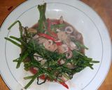Foto langkah ke 4 dari resep Tumis kangkung cumi.