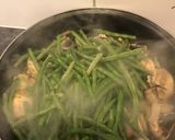 Une image de l'étape 3 de Haricots verts, ail et champignons.