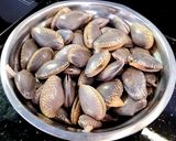 Foto langkah ke 1 dari resep Kerang Batik Saus Tiram.