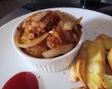 A picture of step 3 of White onion sauce with potato wedges and sauce.