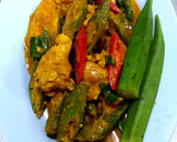 รูปขั้นตอนการทำที่ 5 ของ ไก่ผัดพริกแกงใส่กระเจี๊ยบ