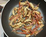 Foto del passaggio 1 della ricetta Orzotto ai funghi porcini e speck croccante