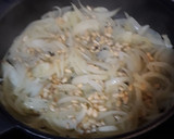 Foto del paso 1 de la receta: Espinacas con cebolla y piñones