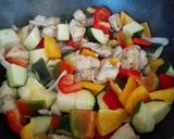 Foto del paso 3 de la receta: Pollo con verduras y maíz