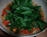 Foto langkah ke 5 dari resep Tumis Tomat + Daun Som Jawa.