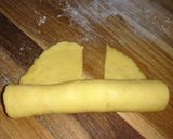 Hình bước làm 3 của món Bánh mì cà rốt tạo hình chú chim mới nở