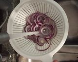Foto del paso 3 de la receta: Cebolla morada rebajada