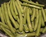 A picture of step 1 of Easy balsamic glazed green beans.