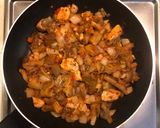 Foto del paso 5 de la receta: Berenjena gratinada rellena de pollo y cebolla
