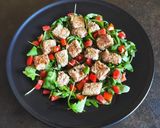 Foto del passaggio 5 della ricetta Tonno in Crosta di Sesamo con Rucola e Pomodorini
