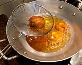 A picture of step 4 of Egg pakoras.