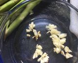 Foto del paso 1 de la receta: Salmón al ajo con limón y parmesano y espárragos