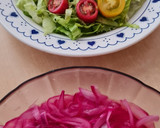 Foto del paso 2 de la receta: Ensalada multicolor sobre base de lechuga capuchina 💚 con cherry ♥️ 💛 más cebolla morada encurtida 💜