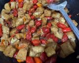 Foto langkah ke 4 dari resep Oseng Tempe Gembus Kulit Melinjo (pedas manis).