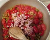 Foto del passaggio 3 della ricetta Fusilli pomodorini olive e tonno