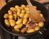 Une image de l'étape 8 de Pommes de terre grenailles au lard, oignon et cresson.