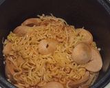 Foto langkah ke 6 dari resep Mie enoki&sosis asam manis masak di ricecooker.