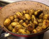 Une image de l'étape 8 de Pommes grenailles rôties en cocotte à l'ail, oignon de roscoff et herbes de Provence.