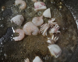 Foto del paso 2 de la receta: Arroz con marisco 2