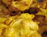 A picture of step 2 of Onion pakoda curry.