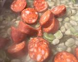 Foto del paso 6 de la receta: Habitas frescas y alcachofas, con chorizo y huevo