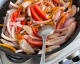 Foto del paso 2 de la receta: Lomo saltado