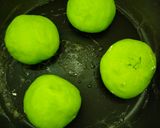 Foto langkah ke 8 dari resep Roti Pandan isi Unti Kelapa.