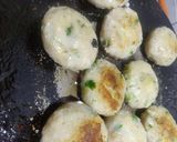 A picture of step 3 of Ragda Patties.