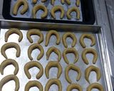 Foto langkah ke 6 dari resep Almond Crescent Cookies.