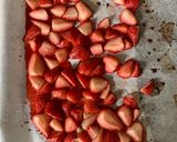 A picture of step 1 of Vanilla milkshake with roasted strawberries.