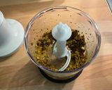 Une image de l'étape 2 de Pommes de terre sautées aux pickles, ail noir et persil.